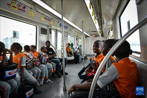 2月28日，在尼日利亞拉各斯，一所小學的學生們體驗乘坐輕軌藍線列車。新華社記者 韓旭 攝