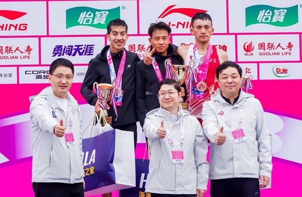 無錫市人民政府副秘書長顧文龍，無錫市體育局黨組書記、副局長楊宇華，海瀾集團(tuán)黨委副書記、副總裁江南共同為全國馬拉松錦標(biāo)賽（第一站）男子組前3名頒獎。受訪者供圖