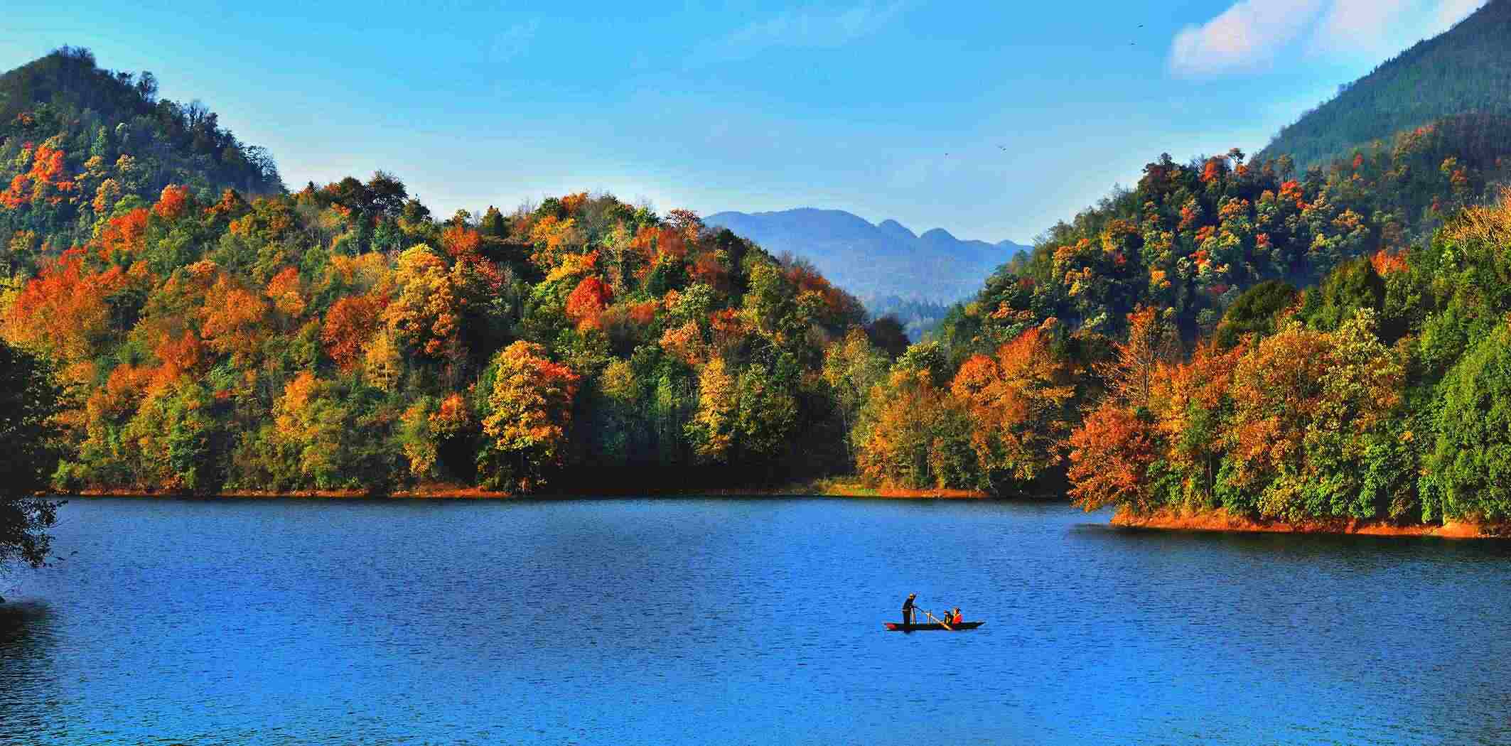 百里杜鵑湖好風(fēng)光。羅冠宇 攝