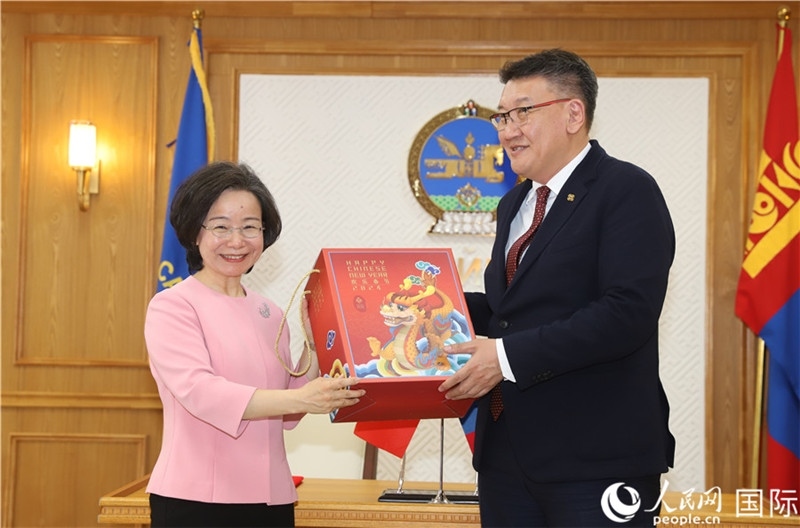 沈大使向扎布赫楞部長贈送吉祥龍。人民網(wǎng)記者 霍文攝