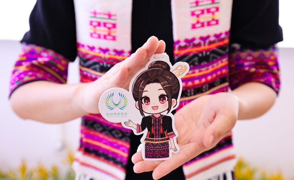 △2024年3月22日，博鰲機(jī)場工作人員展示“博鰲香”香氛卡片。