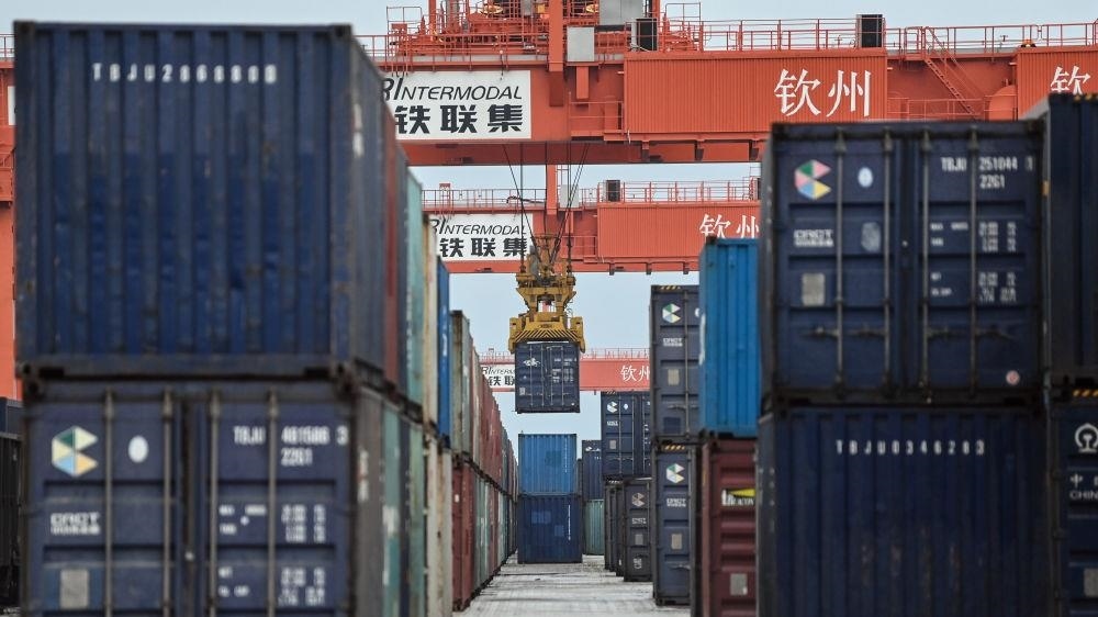 △2023年5月11日，在廣西欽州鐵路集裝箱中心站，塔吊在下卸集裝箱。近年來，在RCEP政策紅利推動下，中國與東盟產(chǎn)業(yè)合作不斷深化，助力區(qū)域經(jīng)濟(jì)發(fā)展。