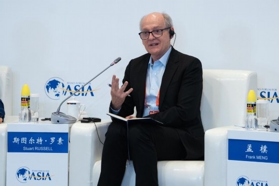 3月27日，《人工智能：現(xiàn)代方法》作者、加州大學(xué)伯克利分校計(jì)算機(jī)科學(xué)系教授斯圖爾特·羅素在分論壇上發(fā)言。新華社記者 曹夢(mèng)瑤 攝