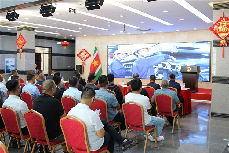 當(dāng)?shù)貢r(shí)間3月26日下午，中國(guó)品牌重型機(jī)械、載重車輛宣傳推介會(huì)在中國(guó)駐蘇里南大使館舉行。圖為宣介會(huì)現(xiàn)場(chǎng)。中國(guó)駐蘇里南大使館供圖