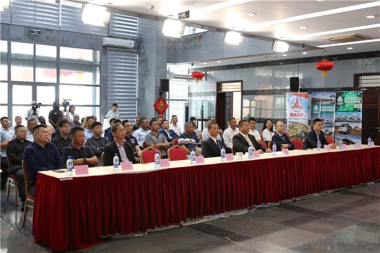 當(dāng)?shù)貢r(shí)間3月26日下午，中國(guó)品牌重型機(jī)械、載重車輛宣傳推介會(huì)在中國(guó)駐蘇里南大使館舉行。圖為宣介會(huì)現(xiàn)場(chǎng)。中國(guó)駐蘇里南大使館供圖