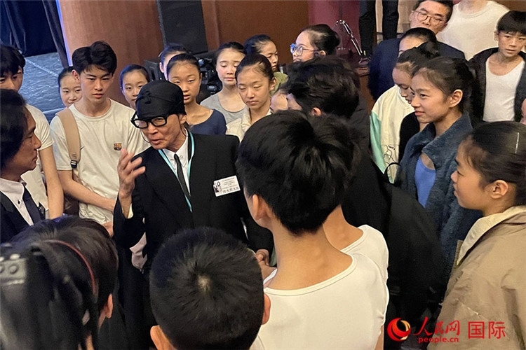 松山芭蕾舞團(tuán)總代表清水哲太郎與中央芭蕾舞團(tuán)舞蹈學(xué)校的學(xué)生們交流。人民網(wǎng)記者 張麗婭攝