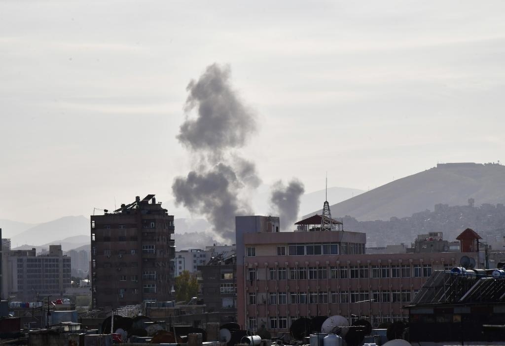 這是4月1日在敘利亞首都大馬士革拍攝的爆炸后升起的濃煙。新華社發(fā)（阿瑪爾攝）