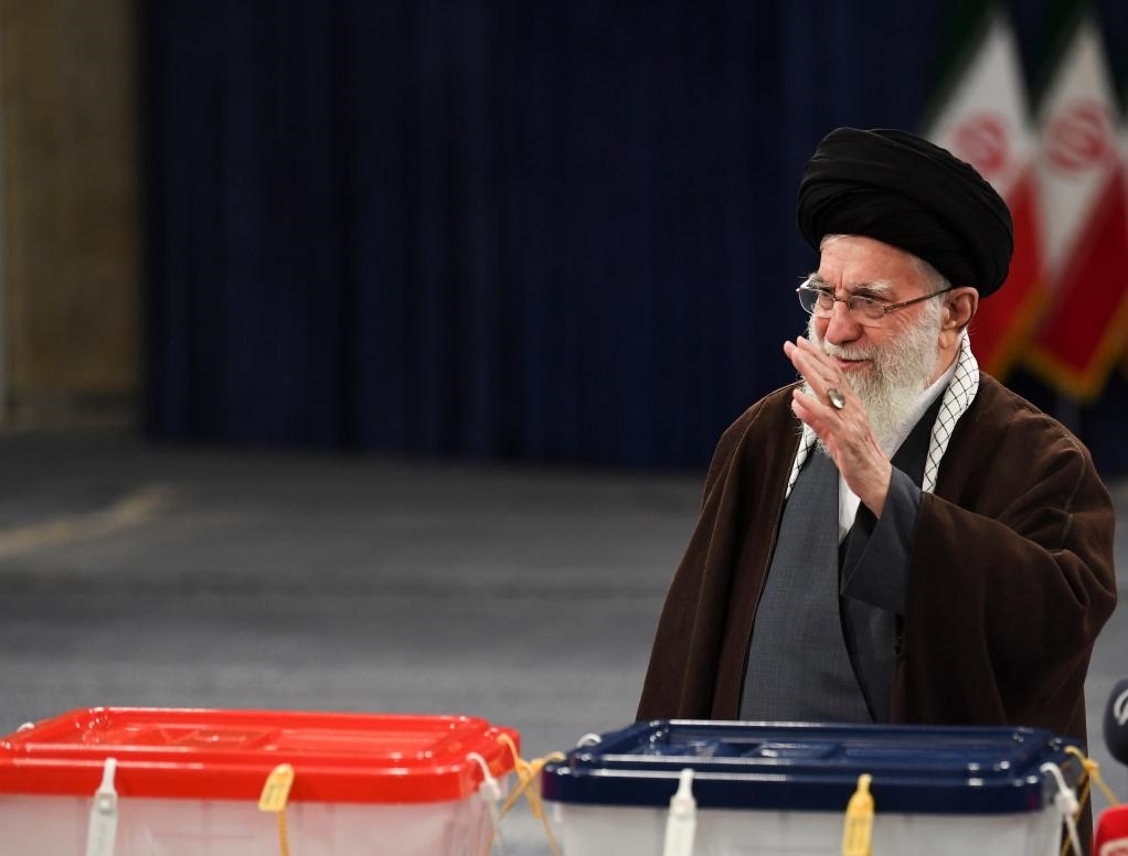 3月1日，在伊朗首都德黑蘭，伊朗最高領袖哈梅內伊在設于領袖府內的投票站投票。新華社記者沙達提攝