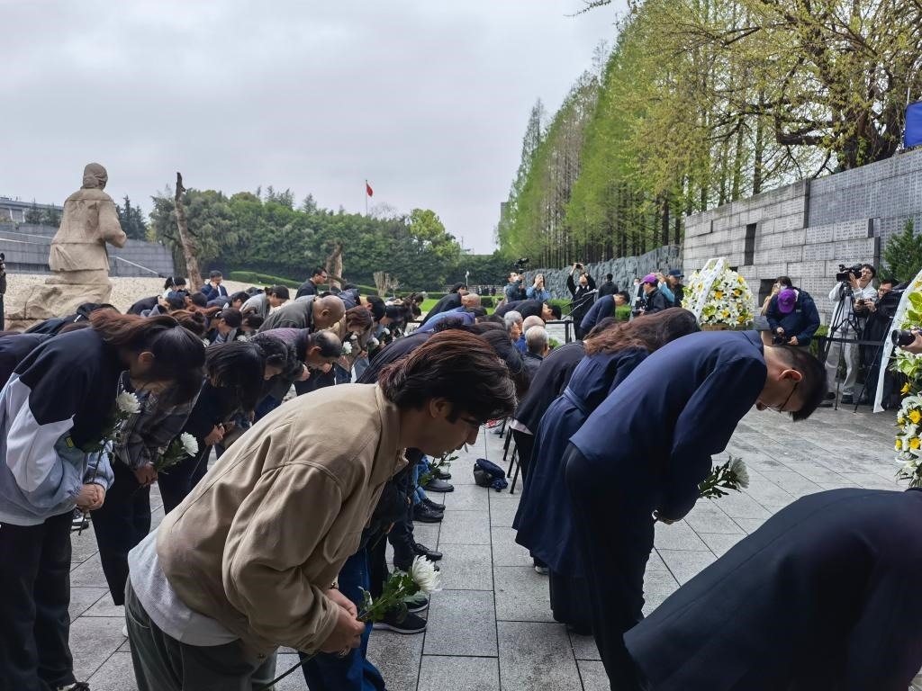 人們面向“哭墻”鞠躬。新華社記者邱冰清 攝