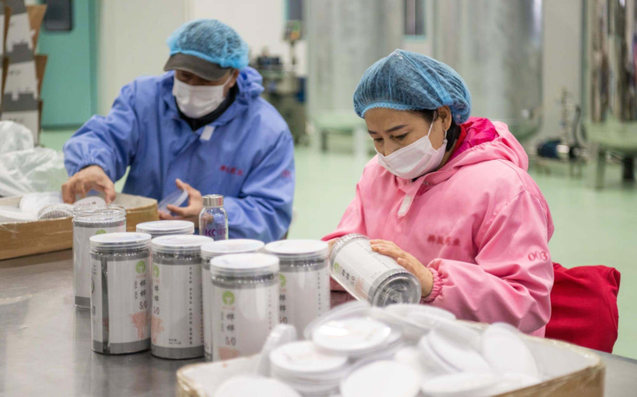 △2024年3月12日，黑龍江伊春一家公司內(nèi)，工作人員在包裝樺樹汁相關(guān)產(chǎn)品。