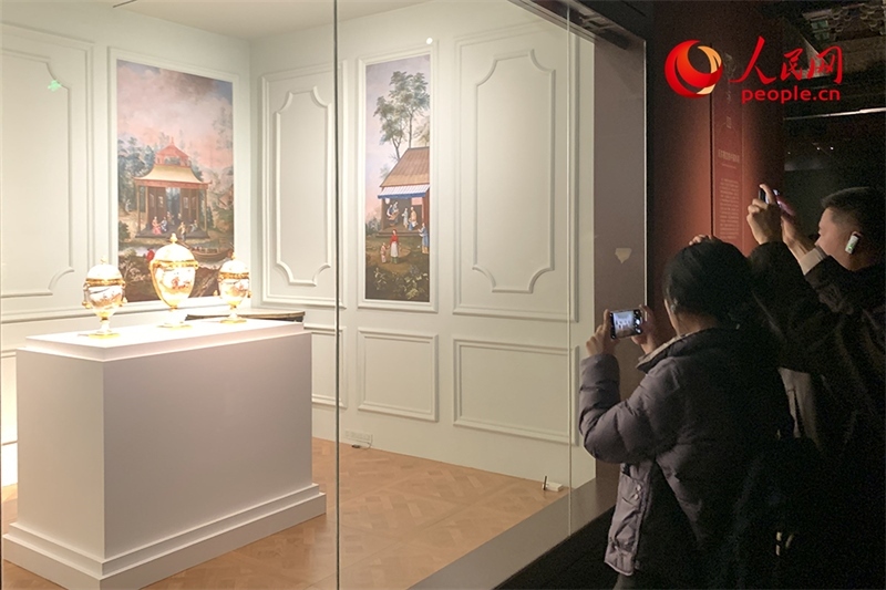 游客正在參觀展覽。人民網(wǎng)記者 韋衍行攝