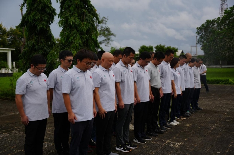 醫(yī)療隊(duì)隊(duì)員默哀。中國援桑醫(yī)療隊(duì)供圖