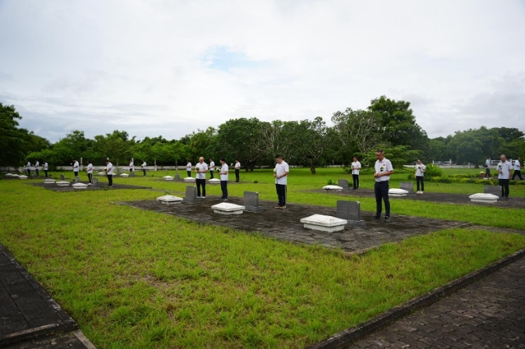 醫(yī)療隊(duì)隊(duì)員向烈士們獻(xiàn)花。中國援桑醫(yī)療隊(duì)供圖