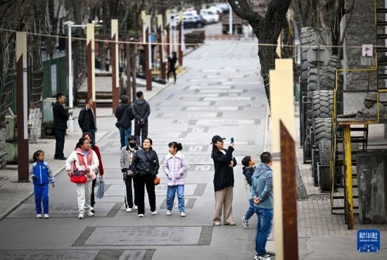 4月5日，游客在寧夏石嘴山市大武口洗煤廠工業(yè)遺址公園游覽。新華社記者 馮開華 攝