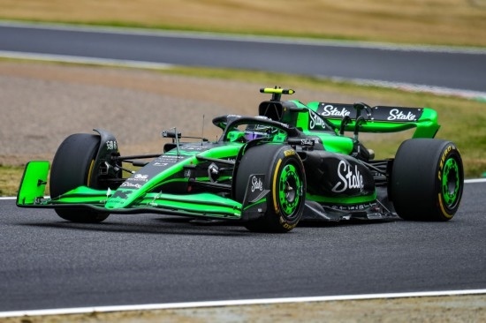 4月5日，索伯車隊(duì)中國(guó)車手周冠宇在練習(xí)賽中。新華社記者 張笑宇 攝