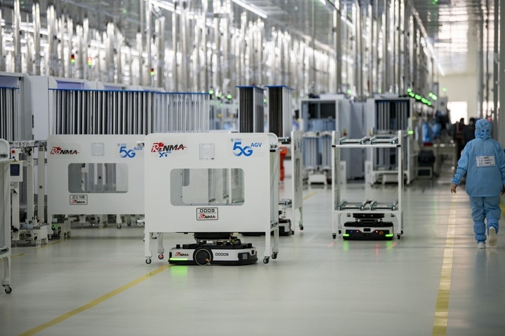 2024年1月10日，在位于浙江省金華市金義新區(qū)的潤馬光能集團(tuán)金華工廠智能化生產(chǎn)車間里，AGV（自動(dòng)導(dǎo)引運(yùn)輸）小車忙碌穿梭在生產(chǎn)單元之間。圖源新華社