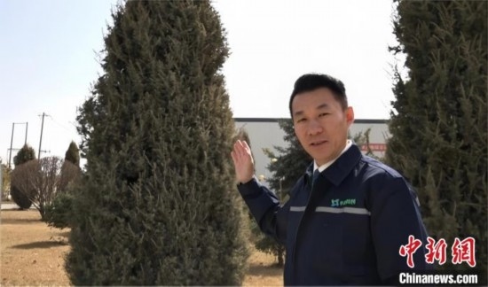 圖為王佐向記者介紹自己的新能源綠電廠區(qū)。白先森 攝