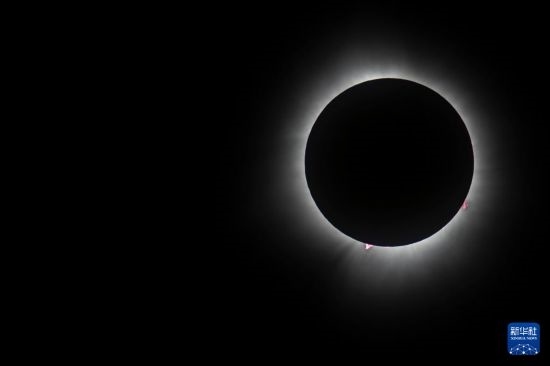 這是4月8日在美國紐約州普拉茨堡拍攝的日全食景觀。新華社發(fā)（文森特·約翰遜攝）