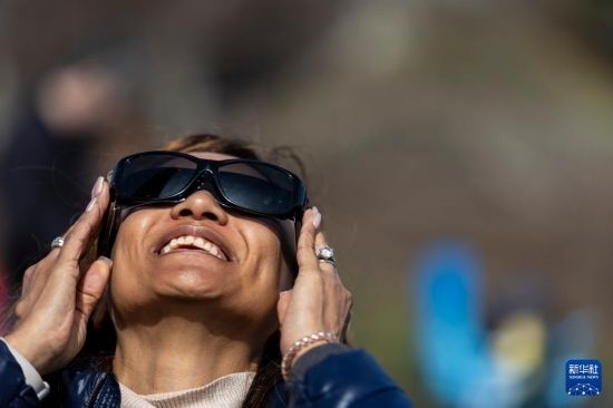 4月8日，一名女子在美國紐約州普拉茨堡觀看日食。新華社發(fā)（文森特·約翰遜攝）