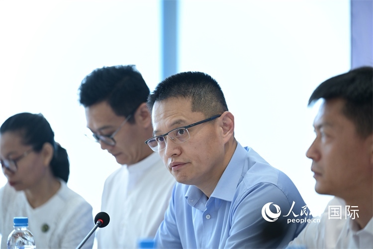 緬甸中國企業(yè)商會(huì)會(huì)長、工商銀行仰光分行行長劉銘介紹有關(guān)情況-人民網(wǎng)記者謝佳君攝