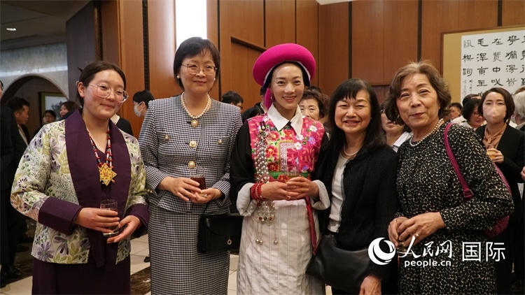 來賓與茨姆等人熱烈交流并合影留念。人民網(wǎng) 蔣曉辰攝