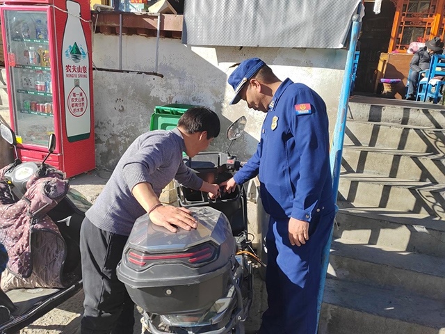 拉薩市消防救援支隊組織開展電動自行車消防安全檢查工作。受訪者供圖