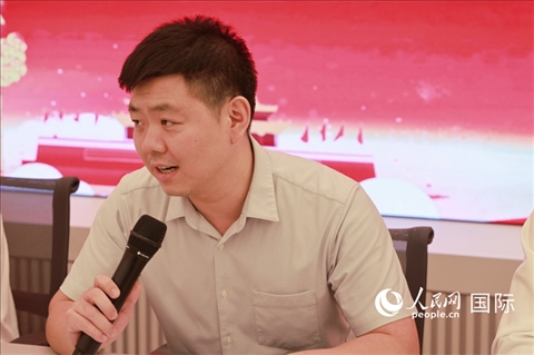 中國駐里約總領(lǐng)館領(lǐng)僑處處長齊冀在座談會上致辭。人民網(wǎng)記者 陳海琪攝