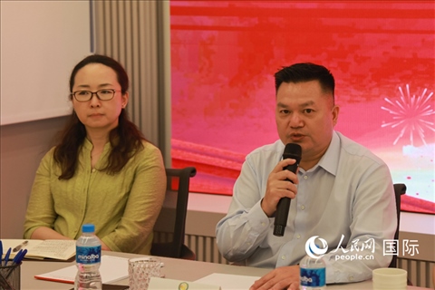 巴西和統(tǒng)會會長張小春（右）在座談會上致辭。人民網(wǎng)記者 陳海琪攝