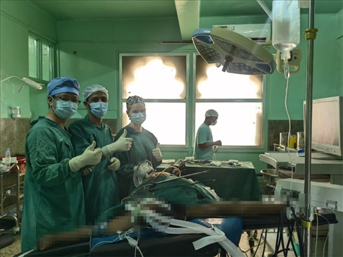 蔣國慶醫(yī)生（左）和當(dāng)?shù)蒯t(yī)生慶祝手術(shù)成功。中國援桑醫(yī)療隊(duì)供圖