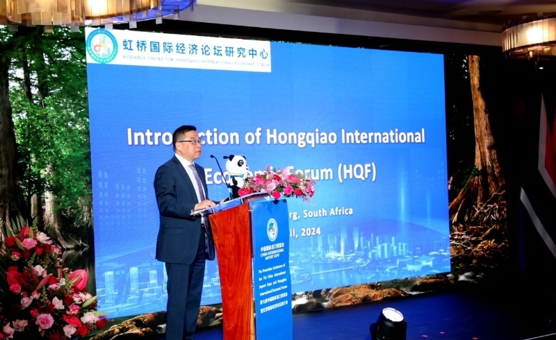 虹橋國際經(jīng)濟(jì)論壇研究中心副理事長、商務(wù)部國際貿(mào)易經(jīng)濟(jì)合作研究院副院長俞子榮致辭。（圖片來源：中國國際進(jìn)口博覽會(huì)官微）