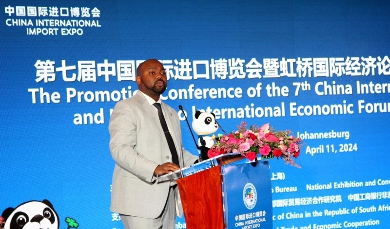 標(biāo)準(zhǔn)銀行集團(tuán)企業(yè)與商業(yè)銀行部國際貿(mào)易總經(jīng)理武巴致辭。（圖片來源：中國國際進(jìn)口博覽會(huì)官微）