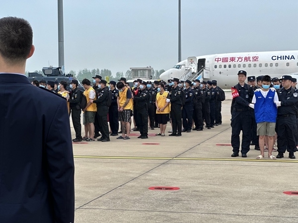 中國(guó)籍涉賭詐違法犯罪嫌疑人從柬埔寨被押解回國(guó)。人民網(wǎng)記者 郝萍攝