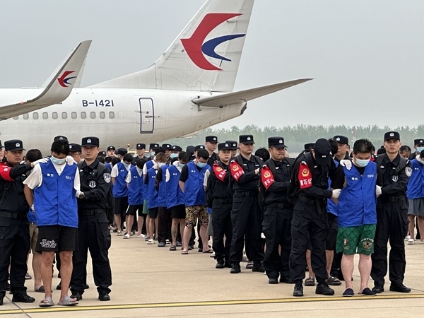 中國(guó)籍涉賭詐違法犯罪嫌疑人從柬埔寨被押解回國(guó)。人民網(wǎng)記者 郝萍攝