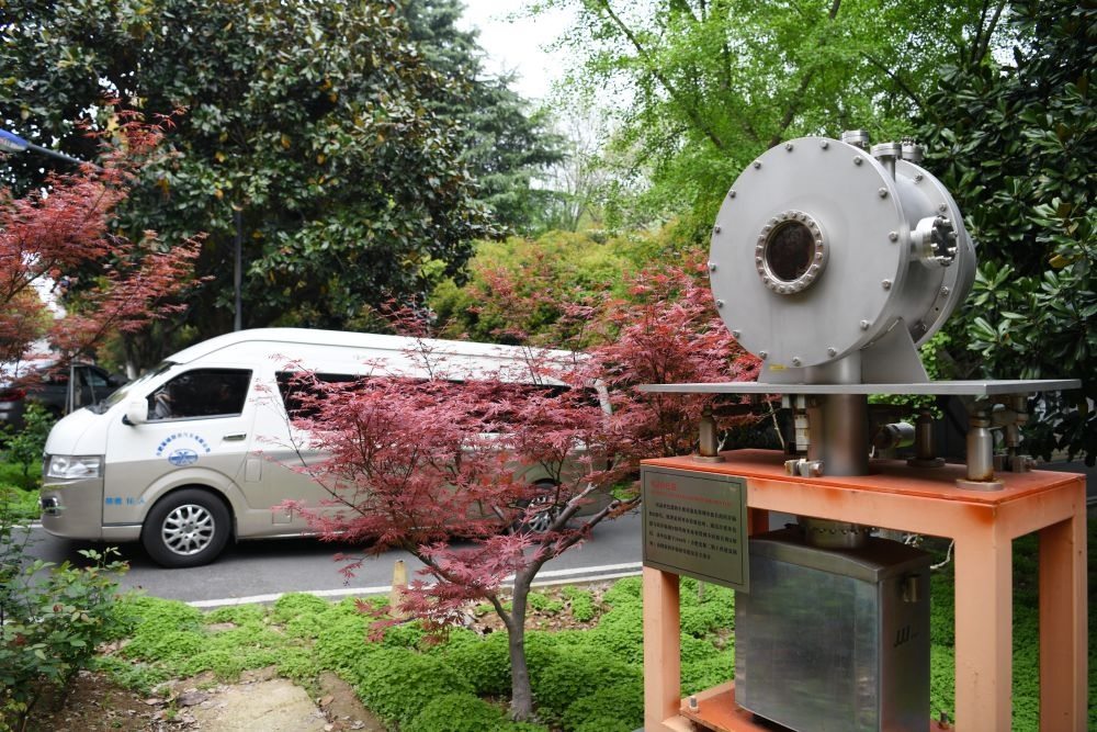 2024年4月6日，在位于安徽合肥的中國(guó)科學(xué)技術(shù)大學(xué)，自主研制的原位實(shí)驗(yàn)裝置準(zhǔn)備運(yùn)往上海光源開(kāi)展實(shí)驗(yàn)。