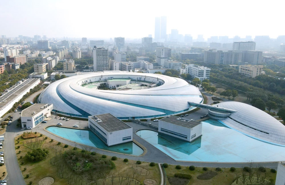 空中俯瞰位于上海張江科學(xué)城的上海光源（2024年2月27日攝，無(wú)人機(jī)照片）。