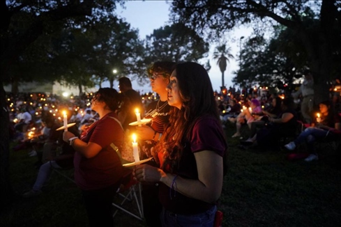 2023年5月24日，在美國(guó)得克薩斯州小城尤瓦爾迪，人們參加守夜儀式悼念校園槍擊遇害者。新華社記者吳曉凌攝