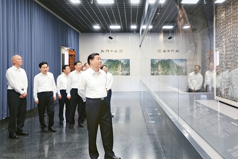 2023年7月29日，中共中央總書記、國(guó)家主席、中央軍委主席習(xí)近平在四川考察結(jié)束返京途中，來到陜西省漢中市考察。這是習(xí)近平參觀漢中市博物館有關(guān)歷史文物展陳。 新華社記者 鞠鵬/攝