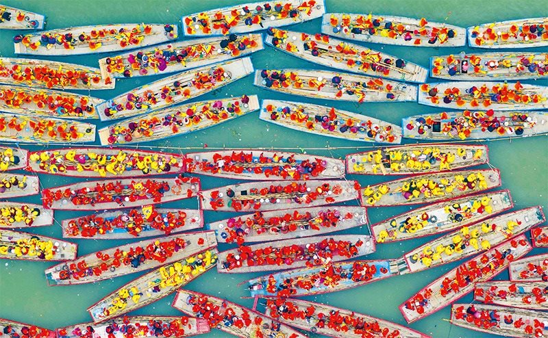 溱潼會船由南宋相沿至今，歷經(jīng)數(shù)百年傳承，被列入國家級非物質(zhì)文化遺產(chǎn)名錄。圖為2024年4月6日在江蘇省泰州市姜堰區(qū)溱湖國家濕地公園參加會船表演的船只。 新華社發(fā) 湯德宏/攝