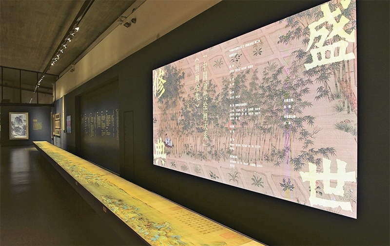 “中國歷代繪畫大系”，是習(xí)近平總書記親自批準(zhǔn)、高度重視的一項規(guī)模浩大、縱貫歷史、橫跨中外的國家級重大文化工程。圖為中國國家版本館杭州分館展示的“盛世修典——‘中國歷代繪畫大系’”收錄的數(shù)字化古畫（2023年5月31日攝）。 新華社記者 翁忻旸/攝