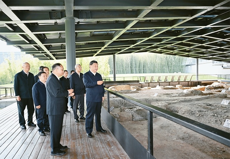 2023年10月10日至13日，中共中央總書記、國(guó)家主席、中央軍委主席習(xí)近平在江西考察。這是11日上午，習(xí)近平在景德鎮(zhèn)市陶陽(yáng)里歷史文化街區(qū)南麓遺址考察。 新華社記者 謝環(huán)馳/攝