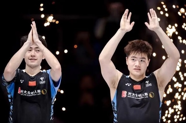 4月14日，梁偉鏗（右）/王昶在頒獎(jiǎng)儀式上。 新華社記者 江漢攝