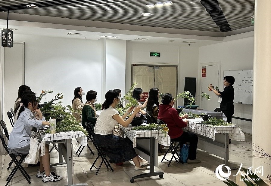 插花體驗課。人民網(wǎng) 玄番登史江攝