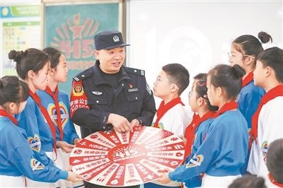 圖為公安民警給學(xué)生們講解國(guó)家安全知識(shí)。張鷹攝