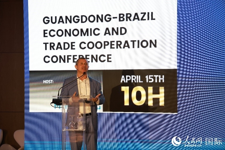 巴西里約州能源和海洋經濟部國務秘書費利佩·佩肖托在推介會上致辭。人民網記者 陳海琪攝