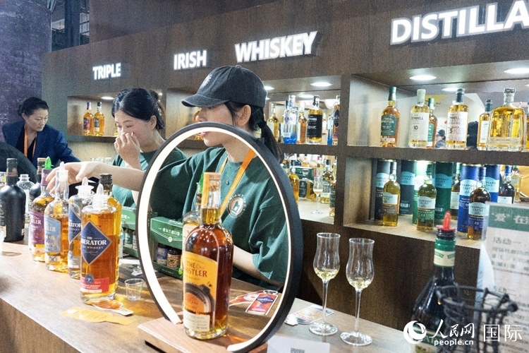 第四屆中國(guó)國(guó)際消費(fèi)品博覽會(huì)愛爾蘭國(guó)家館內(nèi)的參展商。人民網(wǎng) 常沙攝