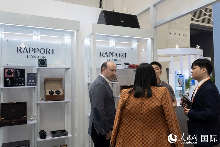 客商在第四屆中國(guó)國(guó)際消費(fèi)品博覽會(huì)英國(guó)國(guó)家館內(nèi)交談。人民網(wǎng) 常沙攝