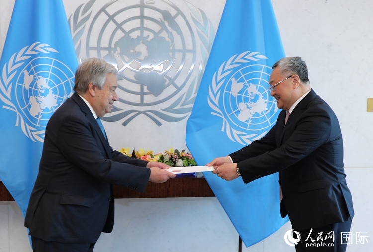 4月16日，中國新任常駐聯(lián)合國代表、特命全權(quán)大使傅聰在紐約聯(lián)合國總部向聯(lián)合國秘書長古特雷斯遞交了全權(quán)證書。 人民網(wǎng)記者 李志偉攝