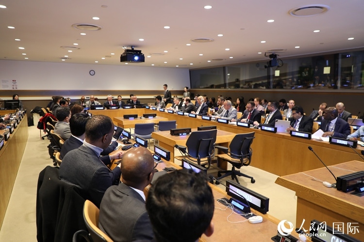 40多國(guó)常駐代表、副代表以及聯(lián)合國(guó)工發(fā)組織、糧農(nóng)組織、區(qū)域經(jīng)委會(huì)、南南合作辦公室等聯(lián)合國(guó)機(jī)構(gòu)官員等100多人參加全球發(fā)展倡議之友小組高級(jí)別會(huì)議。 人民網(wǎng)記者 李志偉攝