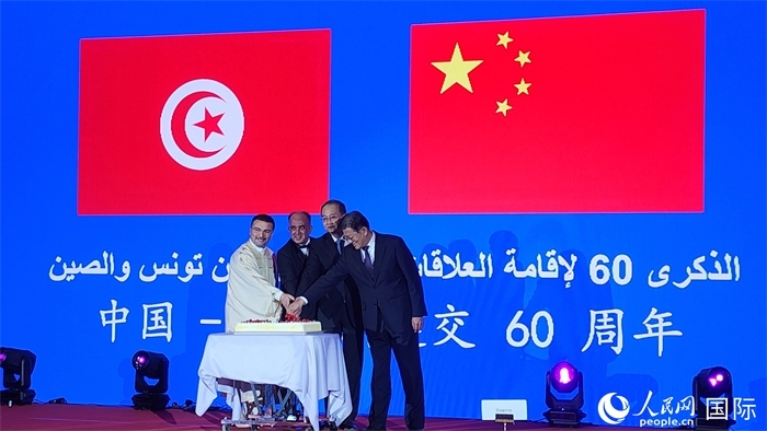 與會嘉賓共同切紀念蛋糕，從左至右分別為突尼斯國家旅游局局長侯賽因、突尼斯駐華大使阿迪勒·阿拉比、外交部副部長鄧勵、中國人民對外友好協(xié)會副會長李希奎。人民網記者 萬宇攝