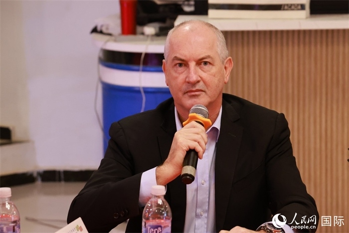 巴西里約大都會研究所執(zhí)行官西奧·舒克在座談會上致辭。人民網(wǎng)記者 陳海琪攝